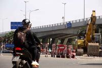 Cuối năm, Sài Gòn lại ngổn ngang lô cốt
