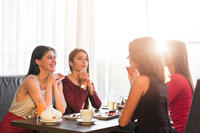 Nhìn đám bạn tranh nhau trả tiền ăn trong nhà hàng mà tôi không thể thốt được 1 lời