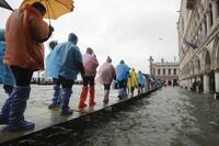 Trận lụt kinh hoàng trong hơn 50 năm nhấn chìm thành phố Venice như thế nào?