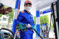 Giá xăng tăng mạnh, gần 1.000 đồng mỗi lít