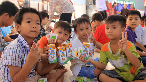 300 phần quà Tết đến với các em nhỏ cơ nhỡ, khó khăn