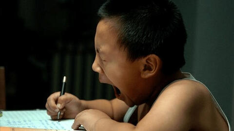 Học sinh tiểu học viết văn kể mơ ước "làm một con heo", cô giáo đọc xong vừa bất lực vừa buồn cười