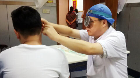 Chàng trai thủng màng nhĩ, phải nhập viện sau nụ hôn với bạn gái