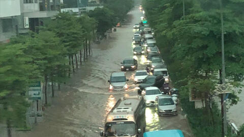 Đường phố Hà Nội ngập úng sau cơn dông