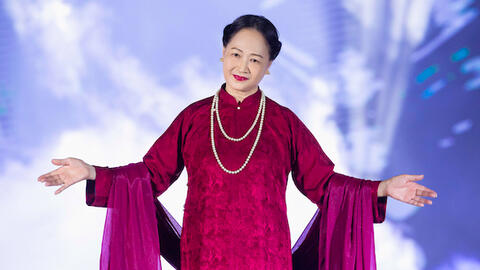 NSND Như Quỳnh diện áo dài, làm người mẫu ở tuổi 69