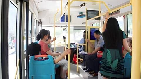 Cậu bé 14 tuổi bị bà bầu bắt đứng dậy nhường ghế, phản ứng của người mẹ bất ngờ được ngợi khen