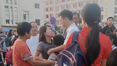 Cha mẹ ly hôn giành giật con ngay trước cổng trường: Đừng nhân danh "tình yêu" để tổn thương con trẻ