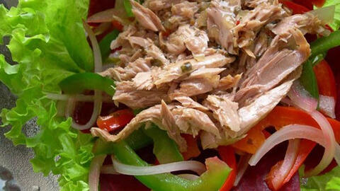 Món ngon mỗi ngày: Cách làm salad cá ngừ ngon miệng – đẹp da