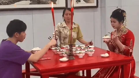 Cô dâu ăn bữa cơm chia tay trước khi lên xe theo chồng về dinh, mẹ nói một câu khiến cư dân mạng bức xúc: "Như thời phong kiến"