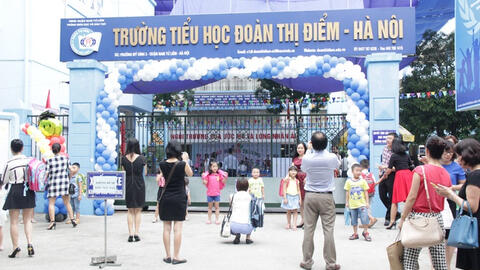 Hà Nội: Một học sinh lớp 3 bị bỏ quên trên xe đưa đón
