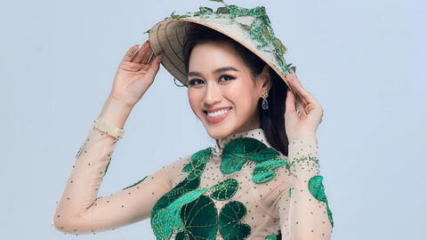 Đỗ Thị Hà diện áo dài 'rau má Thanh Hóa' thi phỏng vấn