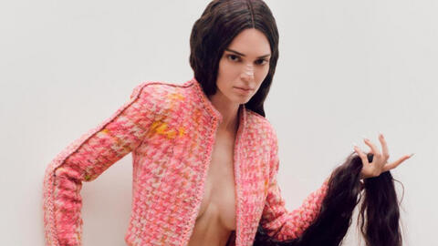 Kendall Jenner gây ấn tượng trong tác phẩm mới nhất của tác giả quả chuối dán tường có giá 120 ngàn USD