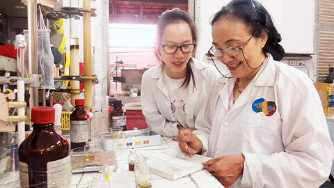 GS.TS Nguyễn Kim Phi Phụng: Người phụ nữ đi tìm những phương thuốc quý từ cỏ cây Việt Nam