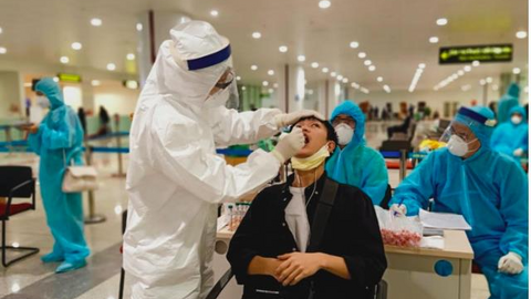 Bắt đầu xét nghiệm COVID-19 cho 10.000 nhân viên sân bay Nội Bài