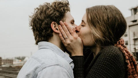 Điều gì xảy ra với cơ thể khi bạn hôn người mình thích?