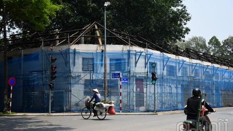 Cận cảnh phá dỡ toà nhà Pháp 100 năm tuổi tại Hà Nội