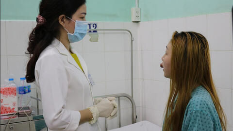 Nhập viện vì đau nhức kèm sốt sau khi xăm môi ăn tết