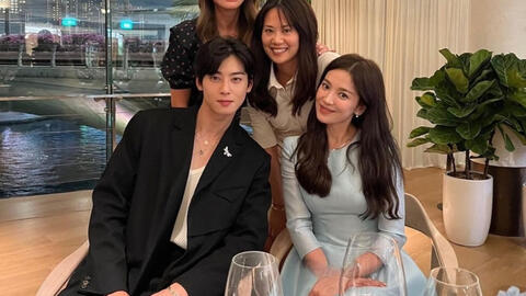 "Mỹ nam đẹp nhất Hàn Quốc" công khai ảnh tình cảm bên Song Hye Kyo, ai cũng muốn "chèo thuyền"