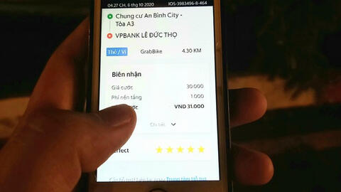 Grab, Gojek thu thêm phí một cách "mập mờ" khiến khách hàng bức xúc