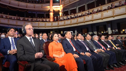 Vợ chồng tỷ phú Phạm Nhật Vượng - Phạm Thu Hương: Thuở hàn vi buôn áo gió, mở nhà hàng, bán mì gói