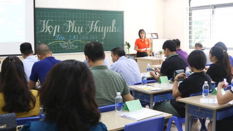 Đi họp phụ huynh cho con, ông bố chụp lại 1 bức ảnh nhận "bão like": Nhìn đã thấy căng thẳng, đầy mùi... "chiến tranh"!
