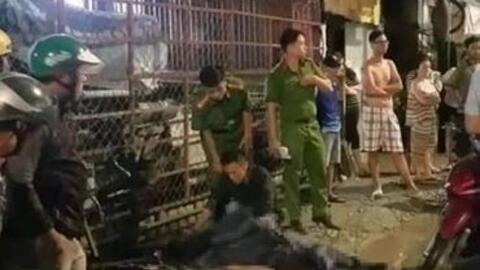 Tài xế xe công nghệ bất ngờ gục chết khi đi bộ mua xăng