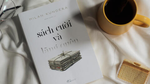 "Sách cười và lãng quên" –  Nắm bắt thế giới nội tâm của con người trong sự phi lý của đời sống