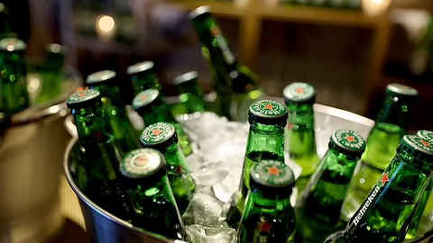 Heineken và Carslberg rút khỏi Nga thị trường Nga