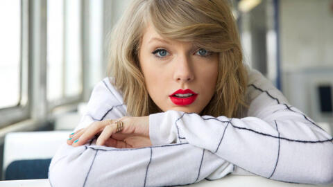 Taylor Swift viết tâm thư cầu cứu khi không được hát ca khúc của mình.