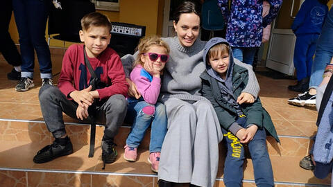 Angelina Jolie tới thăm Ukraine