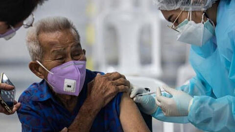 Tặng vàng, tặng nhà, thậm chí tặng cả cửa hàng tạp hóa cho người tiêm vaccine COVID-19