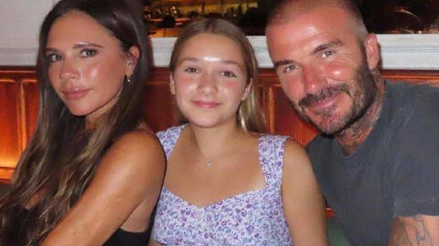 Harper nhà David Beckham khoe vẻ ngoài xinh xắn, chiếm trọn “spotlight” trong bữa tiệc gia đình