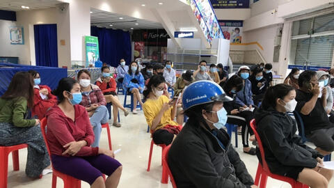 Siêu thị ở TP.HCM hết sớm thịt heo và cá