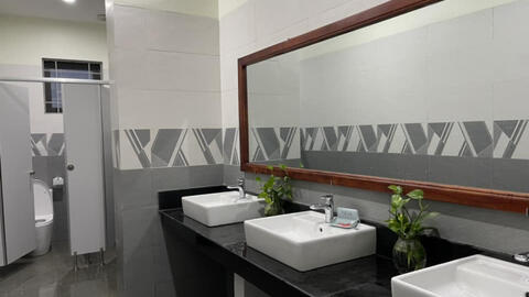 Một trường công lập ở tỉnh khiến nhiều phụ huynh thích thú vì xây mới rất "xịn sò": Nhà WC nhìn đã thấy ưng!