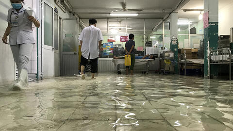 Mưa lớn khiến bệnh viện, trạm biến áp ngập sâu