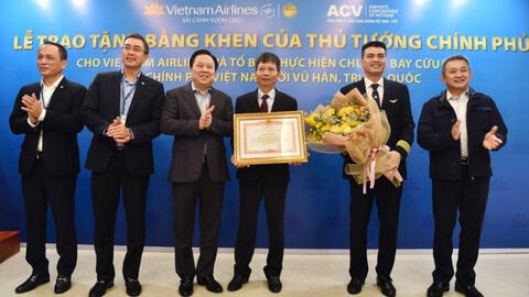 Thủ tướng trao bằng khen cho tổ bay Vietnam Airlines sang Vũ Hán đưa 30 công dân về nước