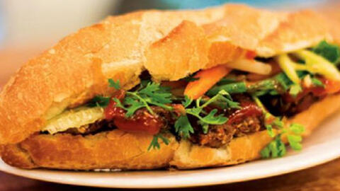 Quảng Ngãi: 26 người nhập viện sau khi ăn bánh mì