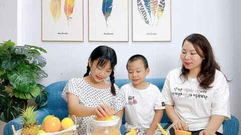 Ở nhà phòng dịch ngày giãn cách, bố mẹ cùng con thực hiện 'Nhiệm vụ kép'