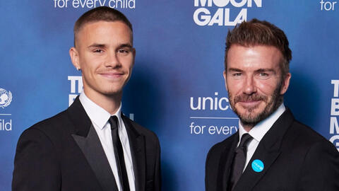 Cậu con trai cầu thủ của Beckham đã có chiều cao "vượt trội" cha, gây chú ý bởi hành động đặc biệt dành cho bạn gái