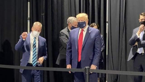 Cuối cùng thì ông Trump cũng chịu đeo khẩu trang