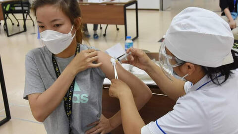 Cận cảnh buổi tiêm vaccine quy mô lớn nhất TP.HCM