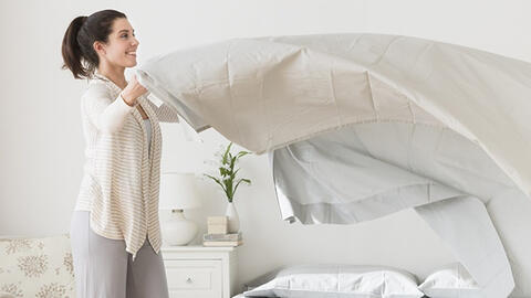 Gấp chăn màn sau khi ngủ dậy: nuôi vi khuẩn, rước bệnh
