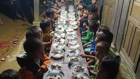 Hình ảnh bữa liên hoan cuối năm bằng mì gói của học sinh khiến nhiều người xót xa
