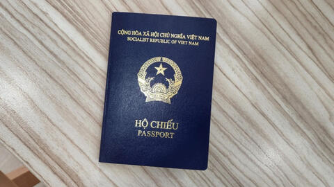 Ngành du lịch "đứng ngồi không yên" vì Đức và Tây Ban Nha ngừng cấp visa cho hộ chiếu mới