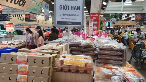 Trứng gia cầm tiếp tục khan hiếm, giá 'neo' ở mức cao