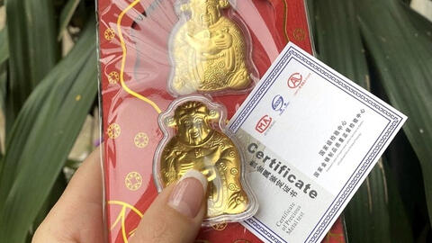 Lì xì chứa Thần Tài vàng và trâu vàng giá chỉ 15.000 đồng đắt khách