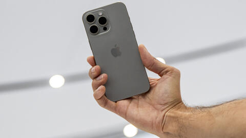 iPhone 15 Pro Max cháy hàng trên toàn cầu, Apple phải lùi ngày giao máy