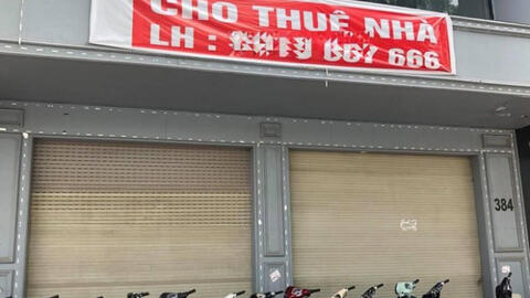 Phố hàng sang Hà Nội đóng cửa hàng loạt, các cửa hàng "tháo chạy" khỏi tuyến "phố vàng"
