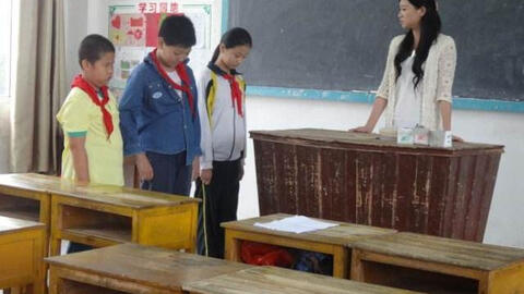Bức xúc vì học sinh làm bài tập quá kém, cô giáo phê 1 câu xúc phạm cả gia đình em này, nhà trường phải lên tiếng xin lỗi vội