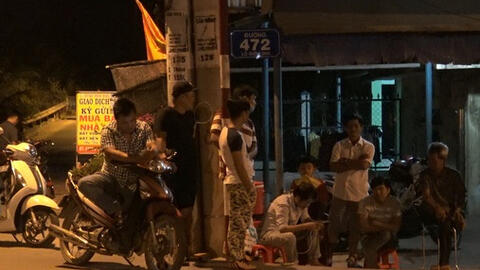 Công an vất vả giải tán đám đông tập trung xem vây bắt Tuấn “khỉ”